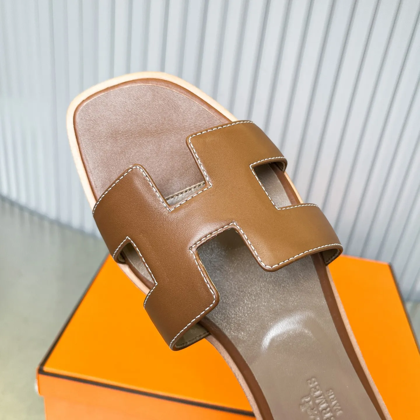 👟👟Ex-factory price 480👟👟 New style in early spring, splicing technology, new revision (Hermès), upgraded packaging, upgraded version and workmanship materials. Hermes®🔴The highest version of handmade shoes on the market ✨✨ Top product Hermès slippers🐎 —————————— The new model in early spring is the same as the original version, handmade by masters! ❥High-end customization, exclusive products, the highest version in the industry⚠❥Using: Hermers upper: Italian imported cowhide + original custom-grade Australian sheepskin feet + genuine leather outsole (pursuing top walking comfort) ✨~~〰〰〰〰❥ Packaging: ✔🚦Pay attention to the packaging➰Top-level exclusive box 〰The original top quality is on sale━━━━Hermes━━━━━ size: 35-40 (34.41.42 custom-made, non-refundable)
